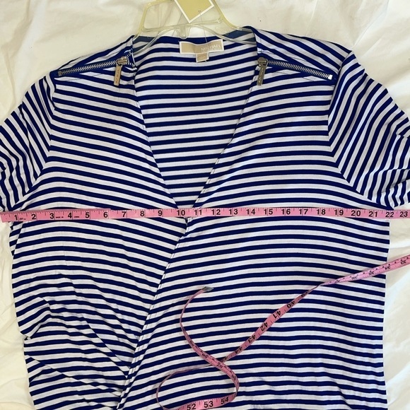 NWT Michael Kors Wrap front blouse. Size XL Lomg sleeve, hook front closure - Picture 6 of 9